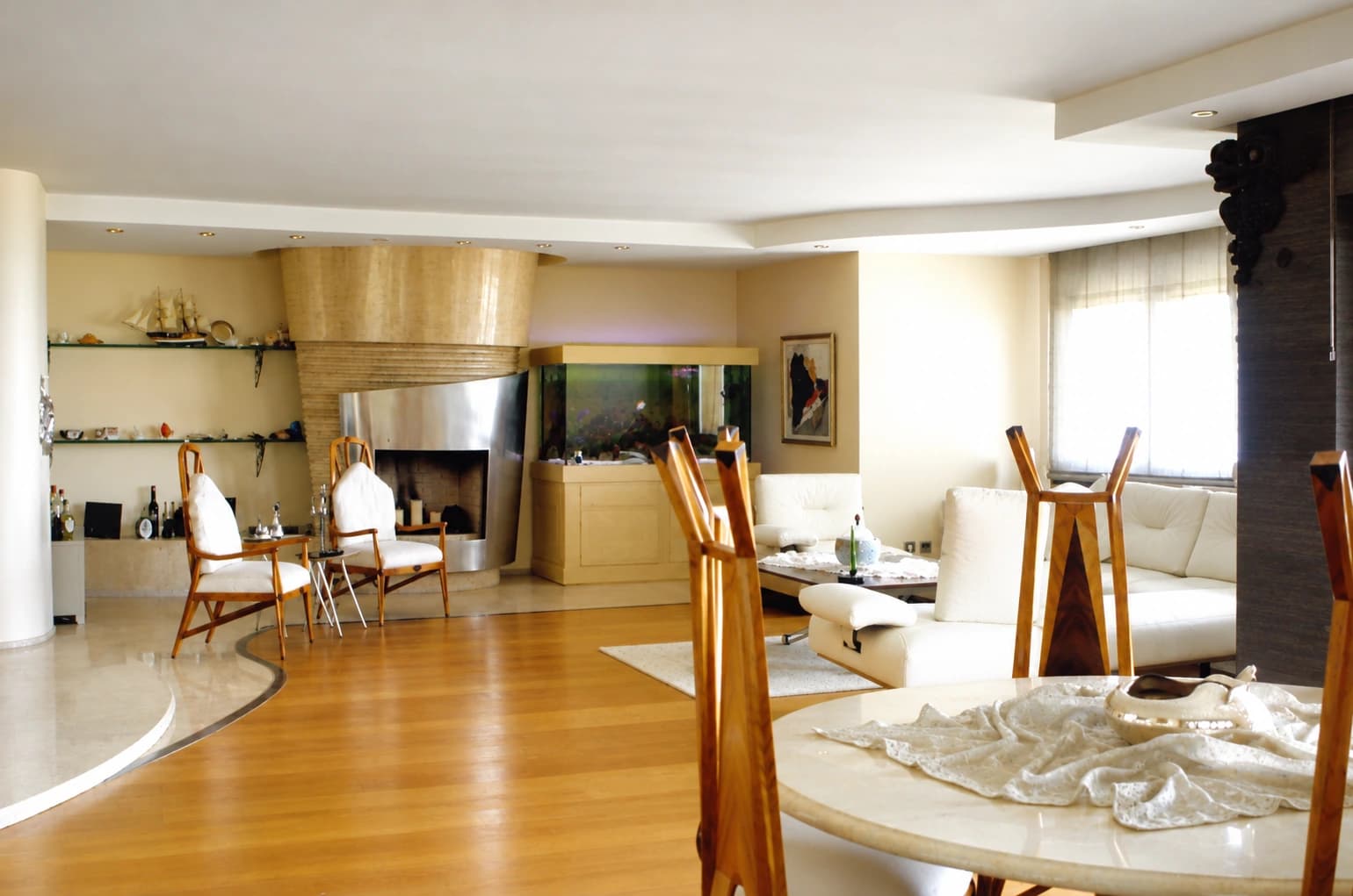 Çiftehavuzlar House: Overall view of the living room, fireplace and dining area