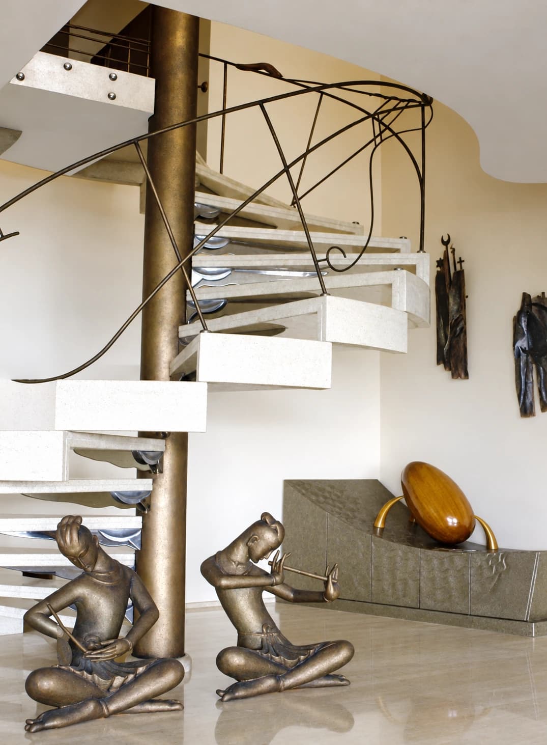 Çiftehavuzlar House: Staircase, metal railing and seating corner