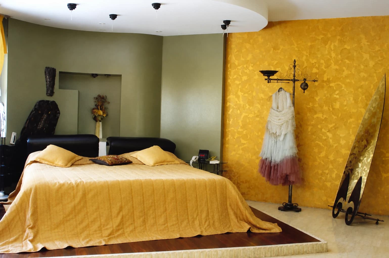 Çiftehavuzlar House: Bedroom with yellow and green walls