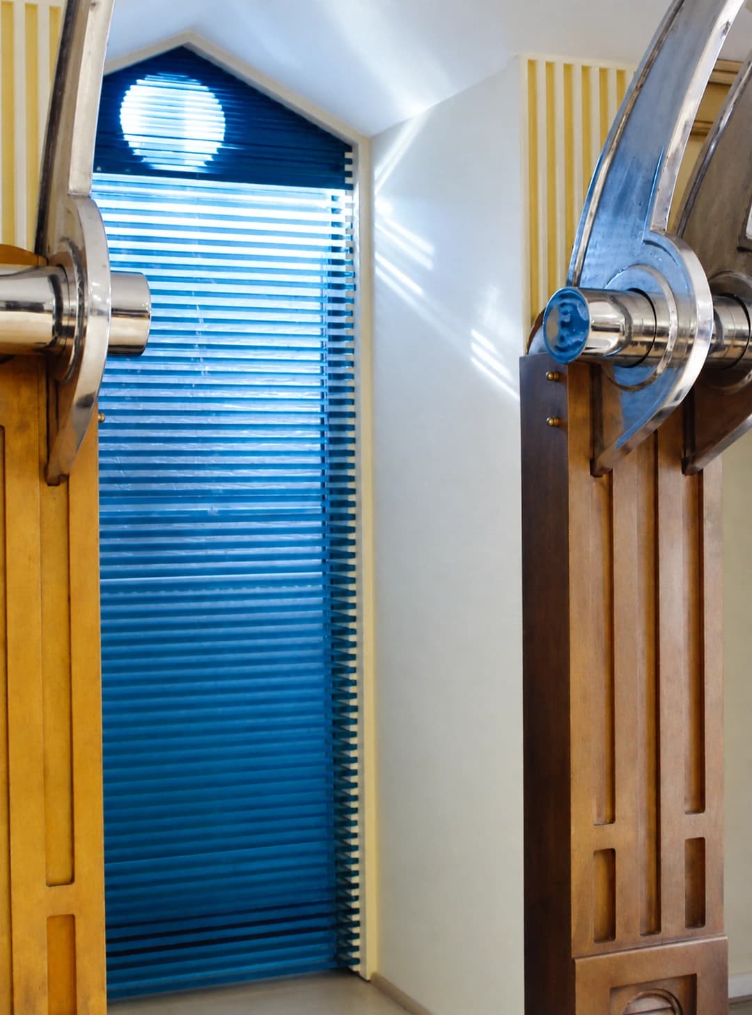 Çiftehavuzlar House: Metal and timber detail in front of a blue glass surface