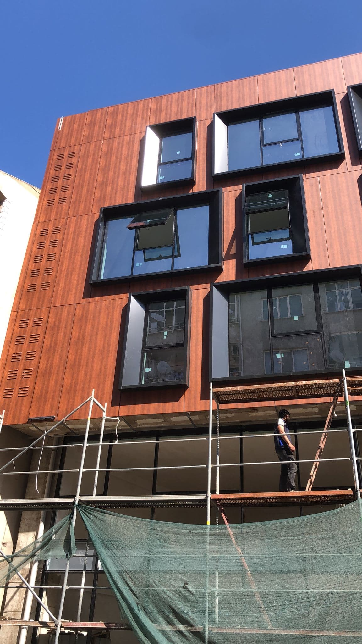 Darıca İş Merkezi cephe kaplaması ve dışa taşan pencere çerçeveleri