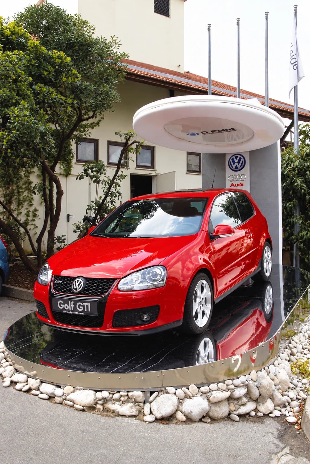 Doğuş Otomotiv Araç Standı: Araç standının diğer açıdan görünümü