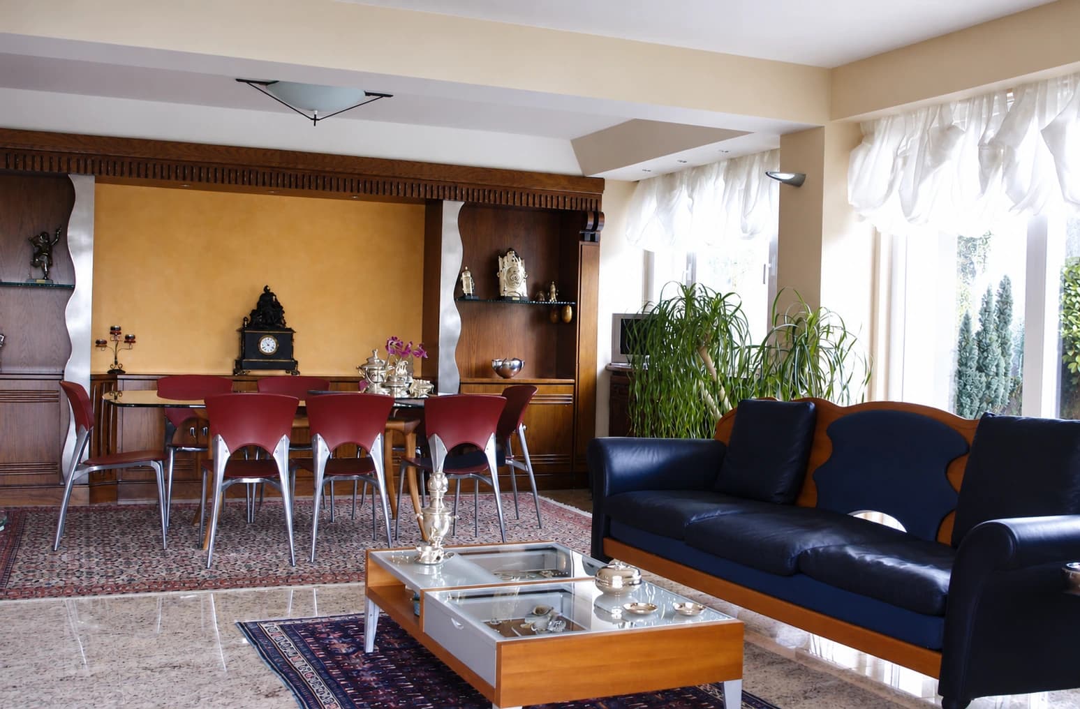 Etiler House: Overall view of the living and dining areas