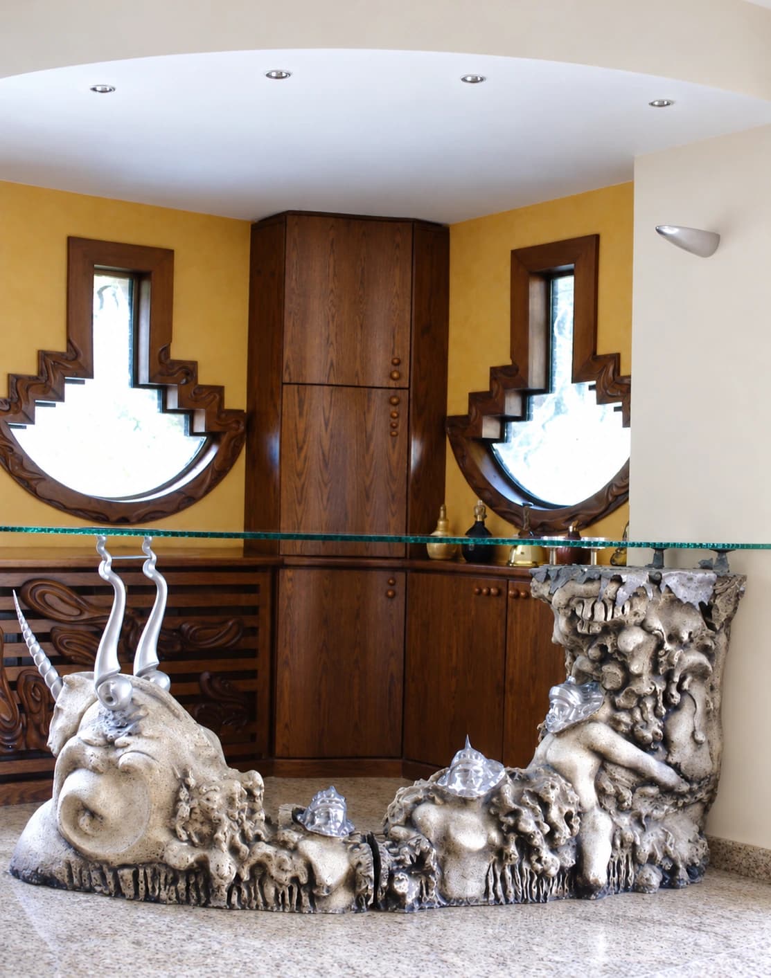 Etiler House: Timber surfaces, mirrors and sculptural detail