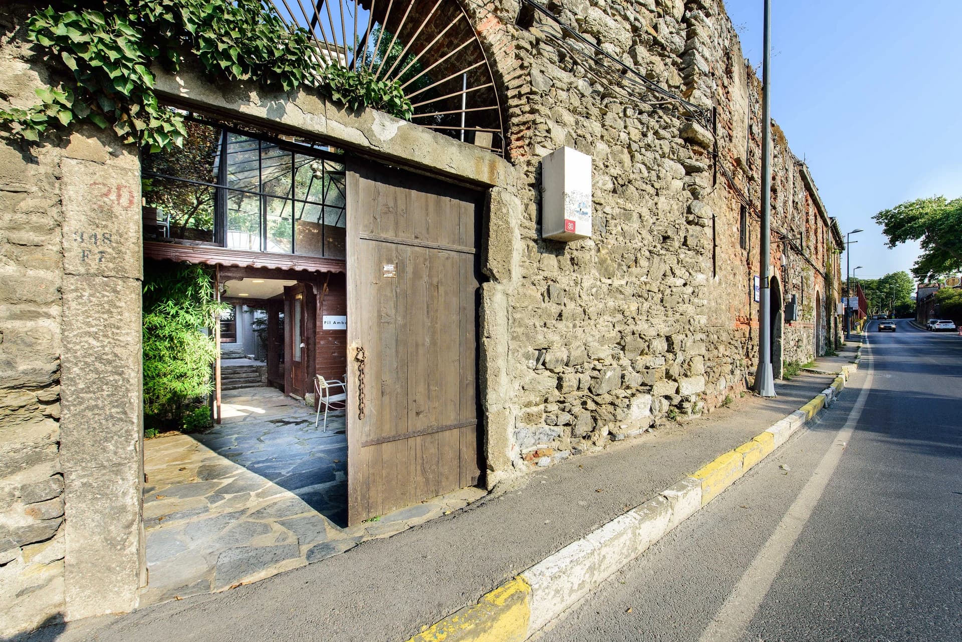 Kuleli Caddesi üzerindeki taş yapı, ahşap giriş kapısı ve iç avlu