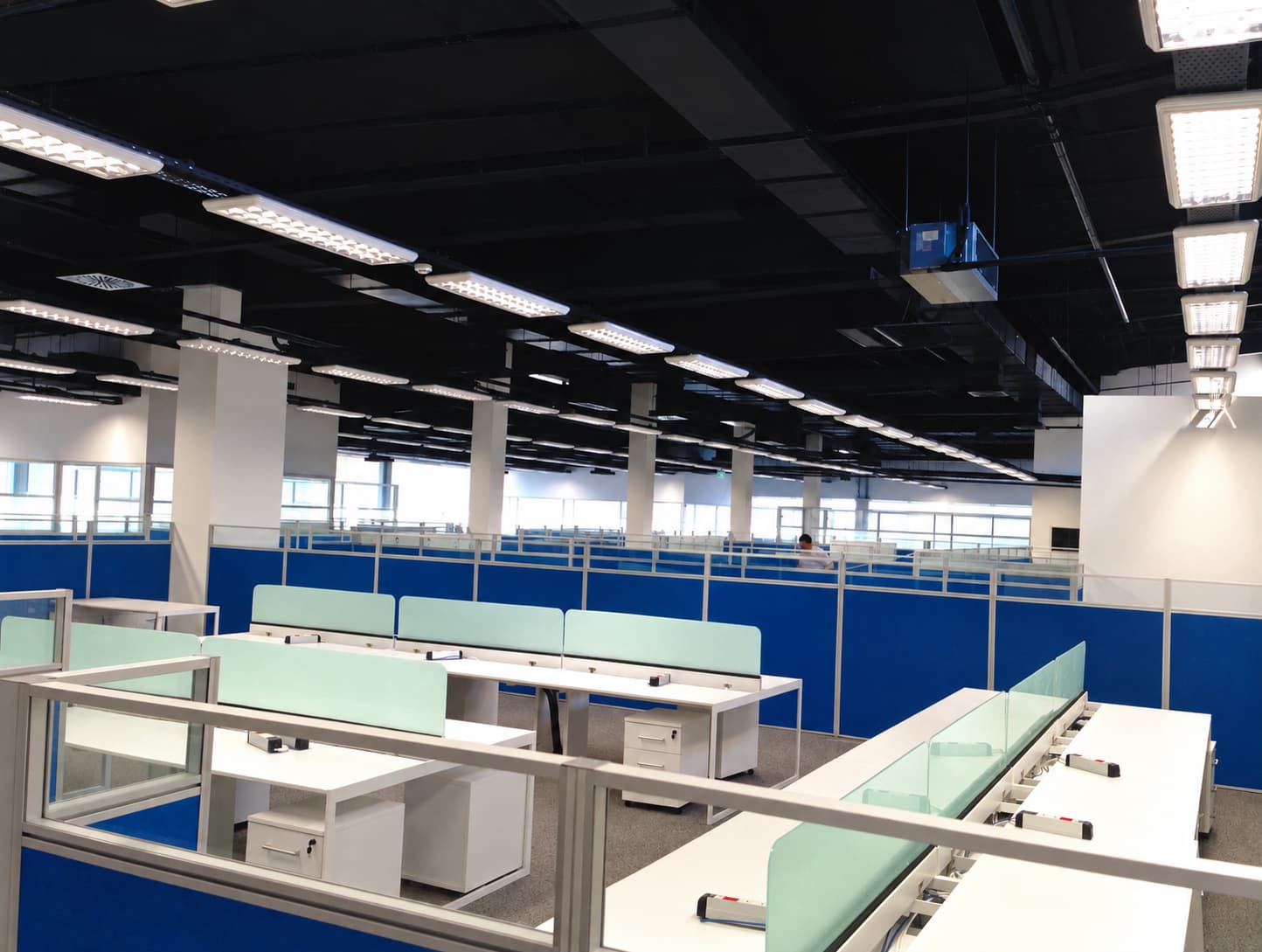 Samsung Genel Merkezi - Flatofis: Mavi bölmeler, cam ayırıcılar ve açık ofis çalışma alanı
